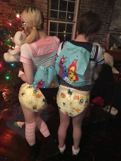 misscrinklepants541:Twin sisters in diapers!