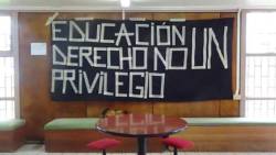 thechileanweon:  thepowerofahug:  “La educación es un derecho, no un privilegio”  AGUANTE TRABAJO SOCIAL UBB LA CASTILLA