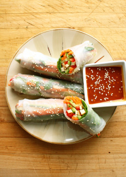 garden-of-vegan:  Smoked tofu &amp; Veggie rice rolls (spinach, carrot, cucumber, red pepper, green onion, sesame seeds) + spicy peanut sauce (sesame oil, sesame seeds, natural peanut butter, sriracha, chile garlic sauce, maple syrup, and Bragg’s liquid
