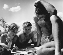 moderne-solitude:  « Friends at Lake Starnberger », Bavaria (Germany), 1946. Photographed by Herbert LIST. 