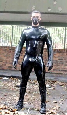 aysskin:  RUBBER PIG  Holy crap! Hot as fuck in his rubber catsuit, boots and gloves&hellip;.