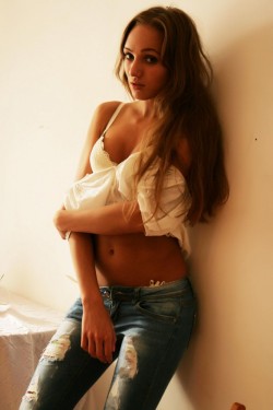 Beautiful model Tayra in tight jeans