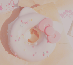 mochi-bunnies:  hello kitty donuts ✿ 