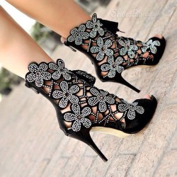I need these shoes. Seriously, they are amazing! #shoes #highheels #sexy #black #silver #hot #heels #daymn #ineed