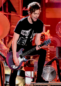 lukehemmosource:    Luke performing at the Teen Choice Awards 2015 // August 16   