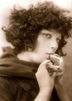 Raquel Meller (born as Francisca Romana Marqués López), was a Spanish diseuse, cuplé, and tonadilla singer. She was an international star in the 1920s and 1930s, appearing in several films and touring Europe and the Americas.