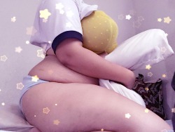 honeyoppai:  wish I had a huge teddy bear to cuddle with 🐻🍯🍼💦