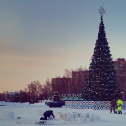 #Preparation for the #NewYear / Central #Square, #Izhevsk #Udmurtia #Russia  .  #Today, #evening  .  #streetphotography #snow #winter #cold #новыйгод #Россия #Ижевск #Удмуртия