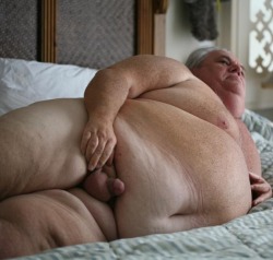 sumoboy69:  fatguy1985:  oh myâ€¦ the things I would do with just one day alone with this guy! mmm.  Older fat guys are such a turn on.  Love his shape