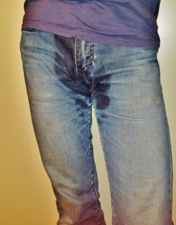 xnpee:Like have a wet jeans :)