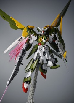 gunjap:  HGBF 1/144 Gundam Fenice Rinascita: Modeled by eddietan. PHOTO REVIEWhttp://www.gunjap.net/site/?p=249728
