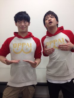 Seiyuu duo Ishikawa Kaito (Genos) and Furukawa Makoto (Saitama) show off their own “oppai” shirts, because why not?