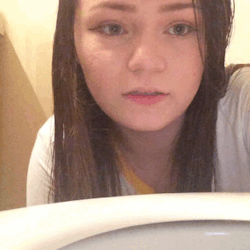 tinybabynymphet:Gotta keep the toilet clean for daddy 💕