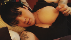 plumptiousdesire:  justabebopbaby plays  so freaking pretty