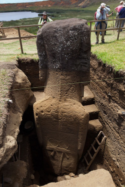 petermorwood:  frauluther:   EASTER ISLAND HEADS HAVE BODIES http://thewallbreakers.com/easter-island-heads-have-bodies/  Remember when you were a kid, and one of your mean older cousins would bury you in the sand, leaving you trapped with just your head
