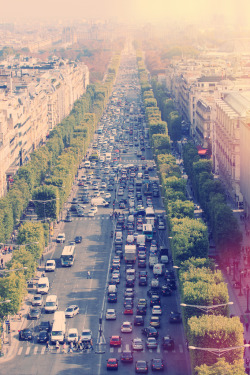 breathtakingdestinations:  Champs-Élysées - Paris - France (von ionut iordache)