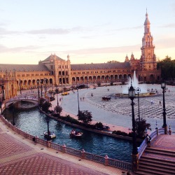 northeastern-sarahpease:  I miss the Boston fall (and apple cider and apple cider donuts and pumpkin coffee and I could go on and on) but it’s hard to beat this view that’s right in my backyard. Plaza de Espana is my favorite place to watch the sunset