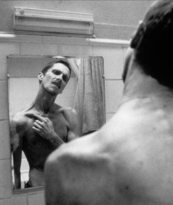 hudsonsbluff:  the machinist christian bale lost 63 lb for the film, dropping to around 120 lb. his diet consisted of one can of tuna and an apple per day. he currently holds the record for most weight lost by an actor for a role.