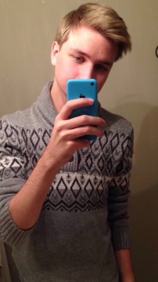a-hammock-of-stars:Merry Christmas I love this new sweater but can’t take a decent selfie 🎁