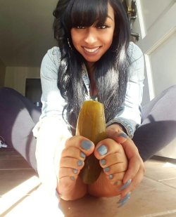 ebonytoesandfeetblk:  Wish my pickle was in between them feet 👿