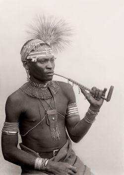 indigenouswisdom: Xhosa man. The Xhosa are an ethnic Bantu people from Southern Africa who are divided into several tribes with related yet distinct heritages.  The name “Xhosa” comes from that of a legendary leader and King called uXhosa.   