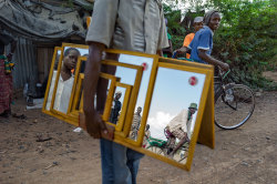 fotojournalismus:  A man sells mirrors in the Kakuma Refugee Camp. Located a hundred miles from Lake Turkana, the UN camp holds 180,000 refugees who fled conflicts in Sudan, Somalia, and other nations.  (From the August 2015 issue of National Geographic