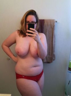 She’s chubby, she’s sexy and she’s proud of both facts. And why not? :-)   Kik us: @BareAmerica 