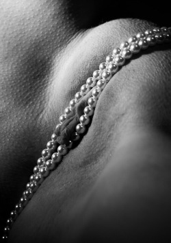 crazy-erotic-smurfette:  Le brave ragazze pensano di non essere totalmente vestite senza una collana di perle. Le cattive ragazze pensano di essere totalmente vestite con solo una collana di perle.  Dal web