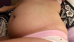 muffint0pbelly:eh who needs undies when you have a full belly to cover it all up?