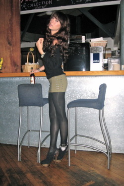 tightsobsession:  Sexy tight skirt with black opaque tights and heels. 