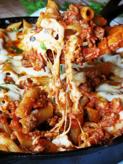 daily-deliciousness:  One pan cheesy pasta bolognese