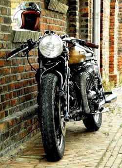 combustible-contraptions:  Helmet | Goggles | Moto Guzzi Cafe Racer
