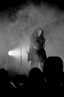  Lorde performing at the Peabody Opera House. Photo by Angela Vincent. 