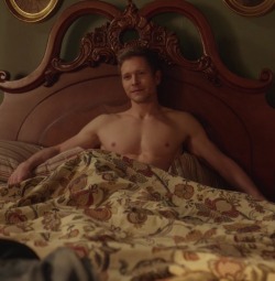 hotashellcelebmen:  More here :https://auscaps.me/2016/11/27/matt-czuchry-shirtless-in-gilmore-girls-a-year-in-the-life-1-04-fall/