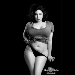 Lolita @la.la.lolita as she embraces a more pin up poster girl vibe. support your model which means go to her patreon #photosbyphelps  #studioshoot #shortgirls  #ravenhaired #lingerie #curvesfordays  #dmv #bettyrubble  #allnatural