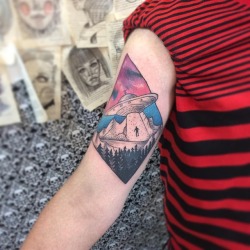 💀✖️tatuaje de escena de abducción extraterrestre con fondo de galaxia &ldquo;acuarelado&rdquo; encerrado en un diamante. Realizado con para tapar un tatuaje viejo✖️💀 . . . . . . . . . . #tattoo #tatuaje #tatu #ink #brazo #arm #galaxy #galaxia
