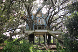 retr0philia:  virginlover:  punhks: destroyed-and-abandoned:  Abandoned tree house mansion in Florida by Drew Perlmutter  WHY WOULD YOU EVER ABANDON THIS I WOULD LIVE HERE FOREVER   agreed ^^  this reminds me of fosters home for imaginary friends