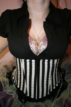 ohmygodbeautifulbitches:  Hi, you featured a pic of me before and I just thought I’d share another, this is my Sinister Circus Waist Cincher, available on Etsy - Thanks Submitted by flufferdesigns
