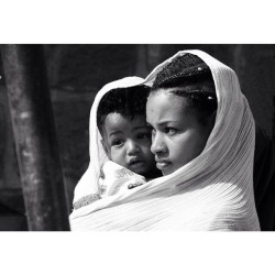 samuelernesto:   Eritrean/ Ethiopian woman with child in traditional dress and hairdo  Source: queenbeph 