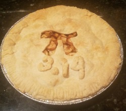 ketrinadrawsalot:Happy Pi Day with a pi apple pie!