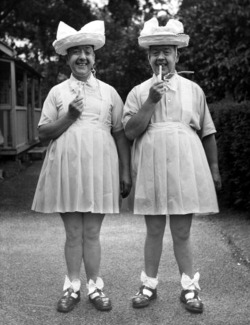 The &lsquo;lovely&rsquo; Primwaddle Twins, Mort and Harvey, circa 1929.Leur mère, aigrie par les hommes, élève seule les jumeaux en leur faisant croire qu'ils sont des filles. Ils n'ont pas le droit de sortir, elle leur fait l'école à la maison.