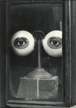 scanzen:  Irving Penn: ‘Optician’s Shop Window’, 1939. via Sotheby’s