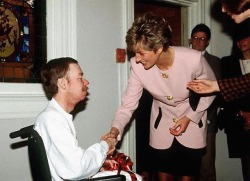 sonne:  Princess Diana shaking the hand of an AIDS victim with no gloves on, a move that would work to reduce AIDS stigma and help prove that AIDS is not spread by skin to skin contact. 1991, Toronto, Canada.   Icon.