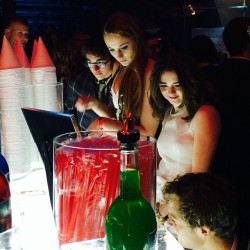 bailarina-raven:  Bran, Sansa and Arya at the ice bar #gotpremierenyc @GamesofThrones 