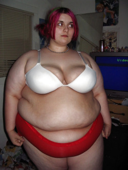 givemehipsandcushion:  bbwgothcumsex:  Gothic BBW amateur with huge belly  Beautiful =) 