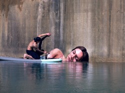 conflictingheart:  SEAN YORO PAINTS HYPERREAL SEA LEVEL PORTRAITS ON HIS SURFBOARDUsing a surfboard, young Hawaiian artist Sean Yoro (aka Hula), paints murals while balancing on his board, placing his works just above sea level. The murals, all portraits