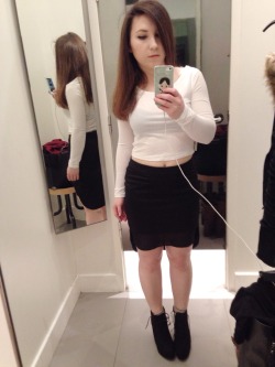 magdansos:  Fitting room @H&amp;M I thought I look better hahaha  Submit your own pics on Kik or Snapchat to fyeahcellpics