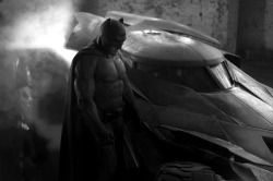 Ladies &amp; Gentlemen  here&rsquo;s the firt pic of Ben Affleck as Batman and the new Batmobile !!!! I FUCKING LOVE IT !! so dark , so mean , so raw !! This will be a hell of a movie !! 