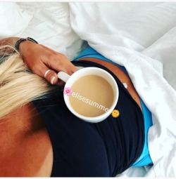elisesummer:  Saturday morning coffee in bed 💁🏼‍♀️