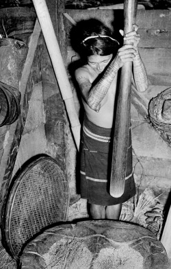 Tattooed Igorot woman with mortar and pestle on northern Luzon island, Philippines, 1955-1956. Via John Tewell.  
